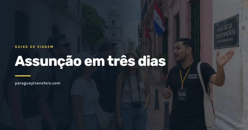 Guia da Paraguay Transfers explicando a placa da Casa de la Independencia a um grupo de viajantes no centro histórico de Assunção