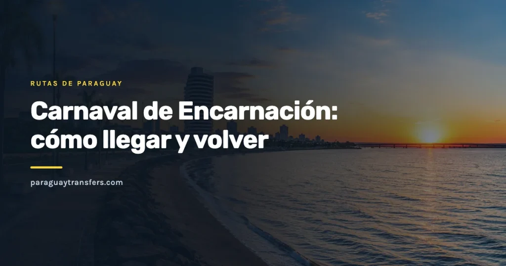 La costanera de Encarnación al atardecer, con la playa sobre el río Paraná, los edificios de la ciudad y el puente hacia Posadas al fondo