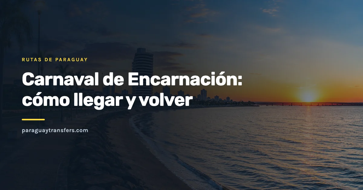 La costanera de Encarnación al atardecer, con la playa sobre el río Paraná, los edificios de la ciudad y el puente hacia Posadas al fondo
