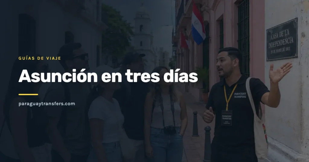 Guía de Paraguay Transfers señalando la placa de la Casa de la Independencia a un grupo de viajeros en el centro histórico de Asunción