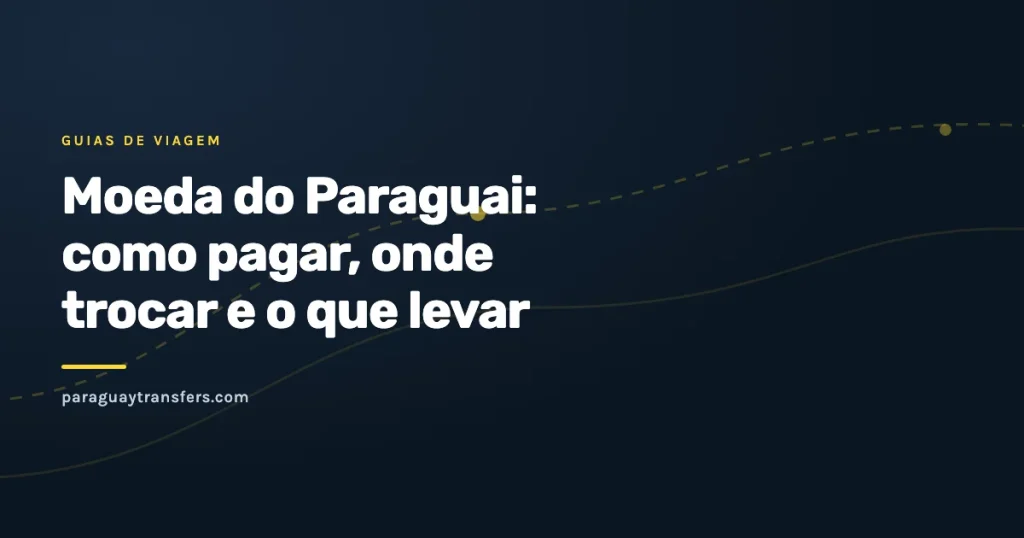 Cédulas de guarani paraguaio abertas em leque sobre uma mesa, ao lado de uma carteira com notas de real e um cartão de crédito, em luz quente de fim de tarde.